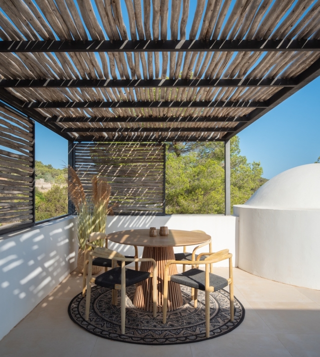 Resa Estates finca Can Floral Ibiza sale koop exter table.jpg